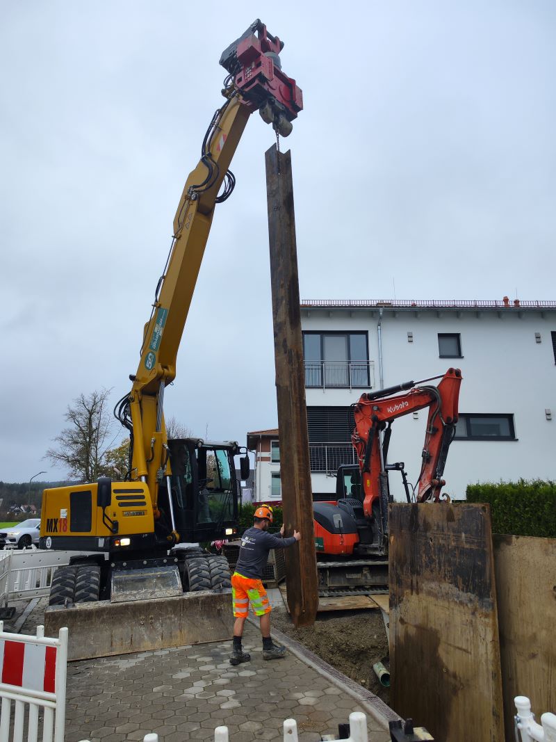 Verbau Kirchseeon Spundwände und Stützträger Unser Team ist im Verbau sehr erfahren wie hier in Kirchseeon beim Einbau von